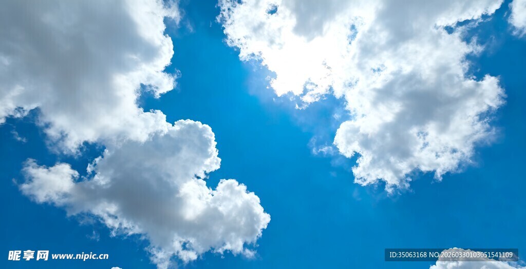 晴朗蓝天与蓬松白云
