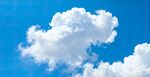 蓝天中的蓬松白云