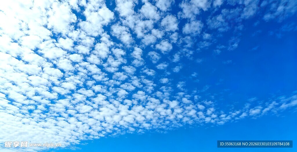 蔚蓝天空中的絮状云朵