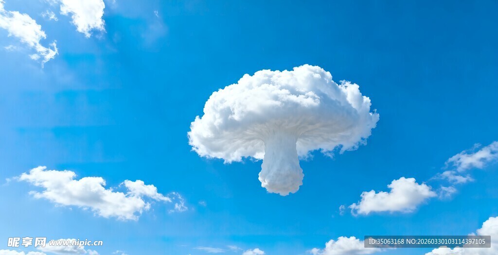蓝天下的独特云朵