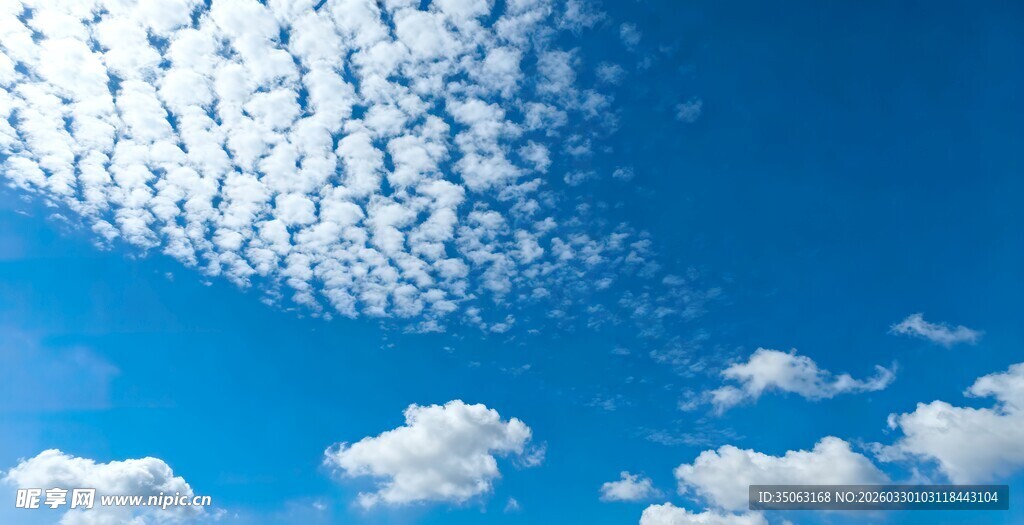 晴朗蓝天中的美丽云朵