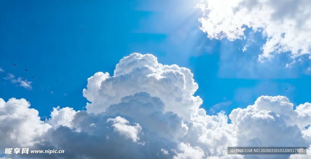 蓝天白云下的晴朗天空