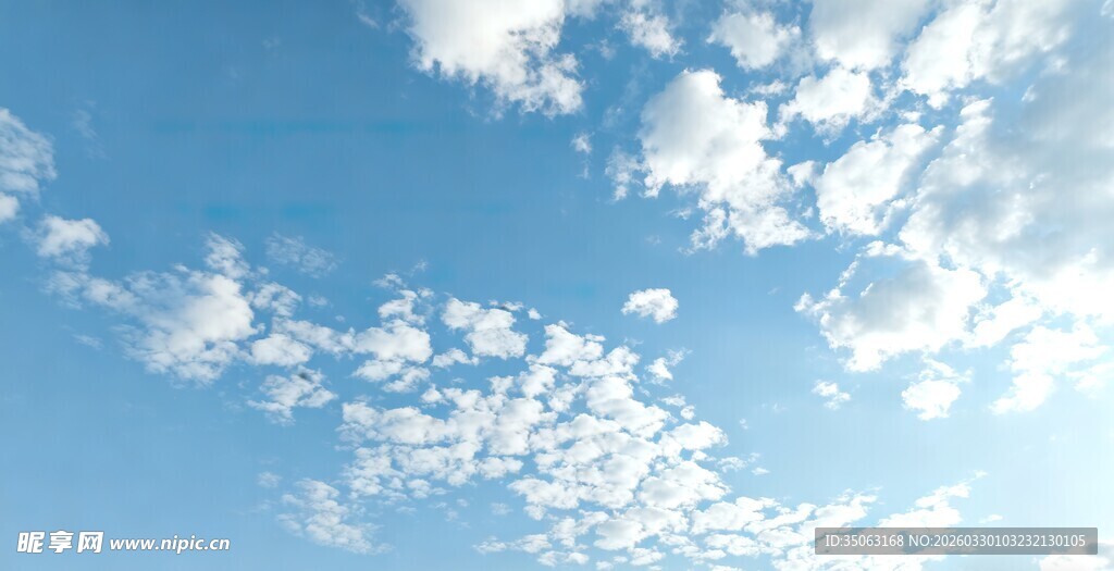 晴朗蓝天飘着朵朵白云