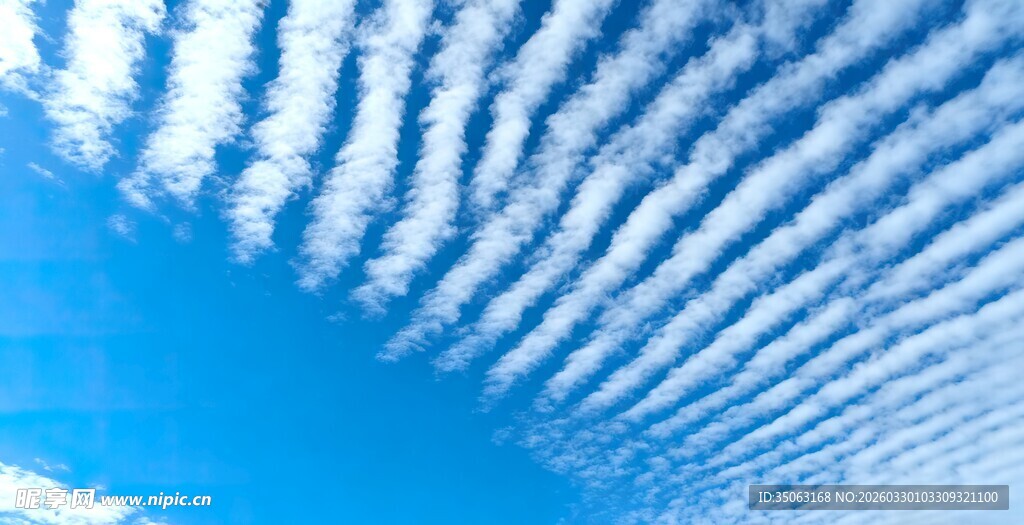 蓝天中的条状云彩