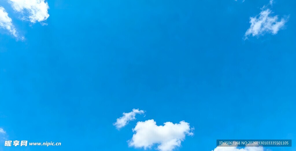 晴朗蓝天飘浮几朵白云