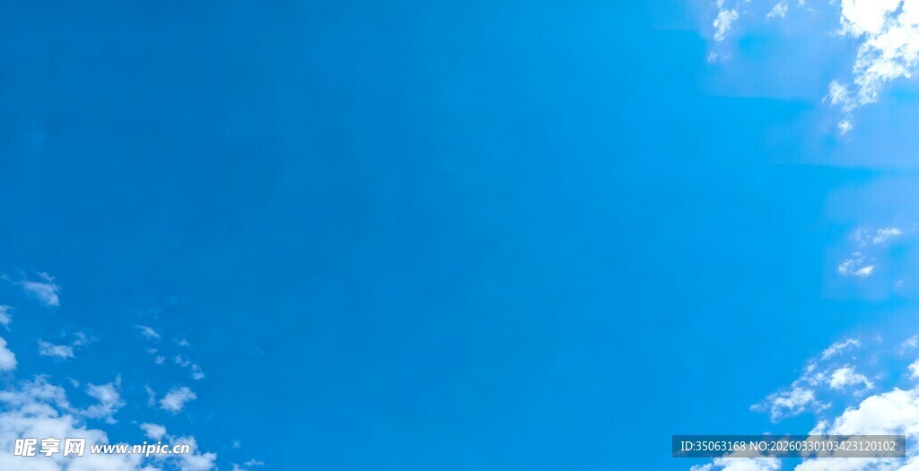 晴朗蓝天白云点缀