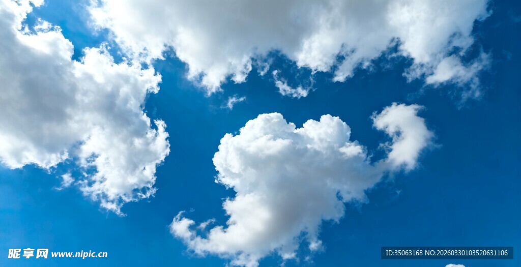 蓝天中的蓬松白云