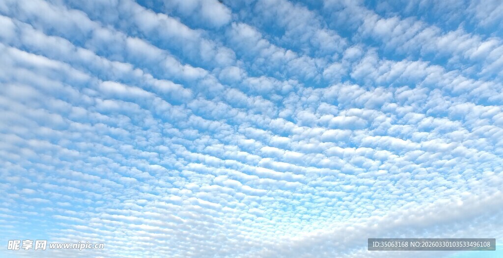 蓝天下的层叠云朵
