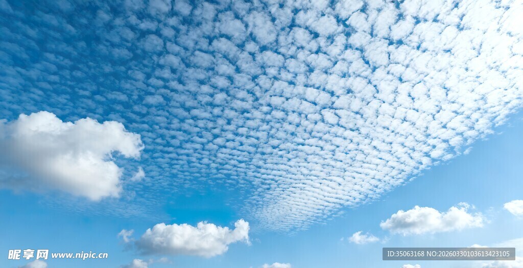 梦幻天空中的独特云彩