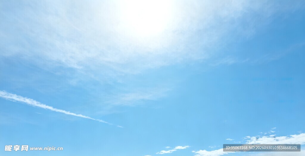 晴朗蓝天阳光与薄云
