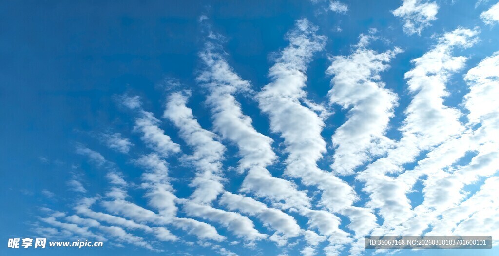 蓝天中排列整齐的云朵