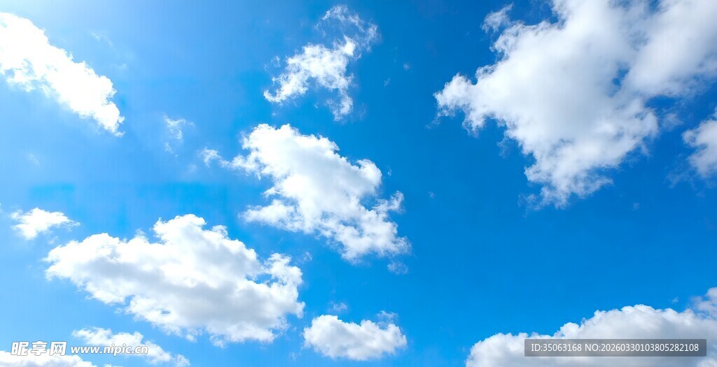 晴朗蓝天飘着朵朵白云