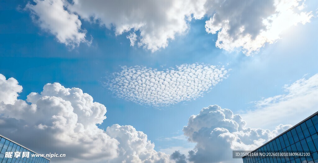 蓝天白云下的城市建筑一角