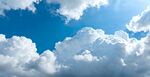 晴朗蓝天与蓬松白云