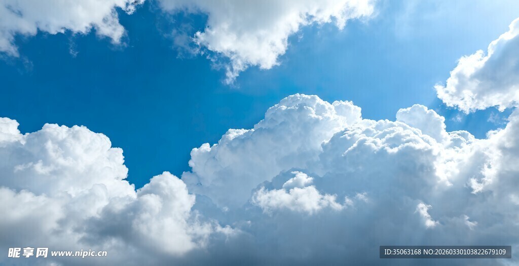 晴朗蓝天与蓬松白云