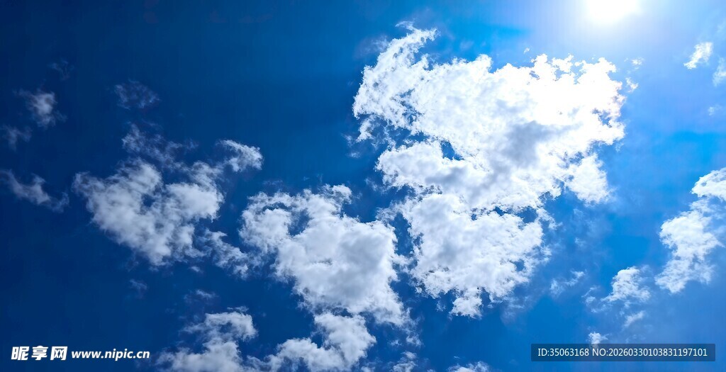 晴朗蓝天飘着朵朵白云