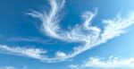 蓝天下的飘逸云朵