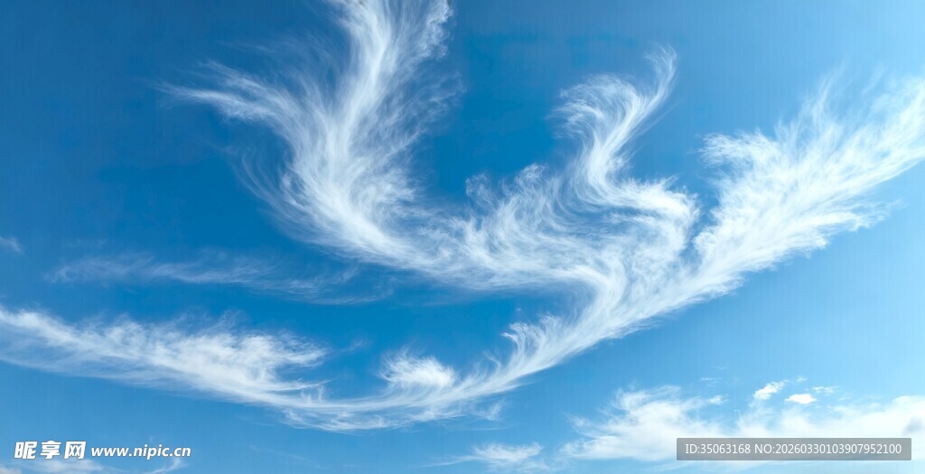 蓝天下的飘逸云朵