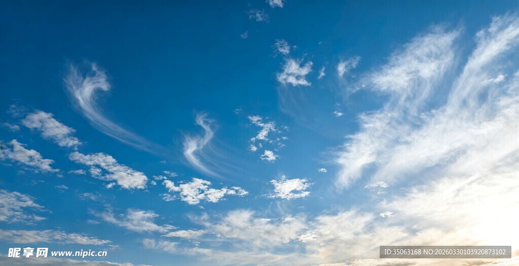 蔚蓝天空中的飘逸白云