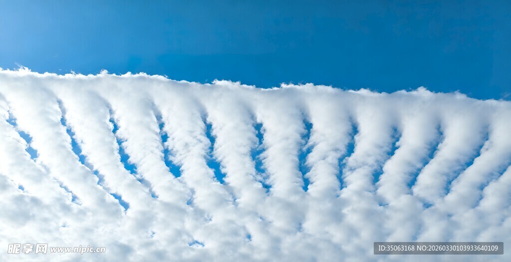 蓝天下的羽状卷云