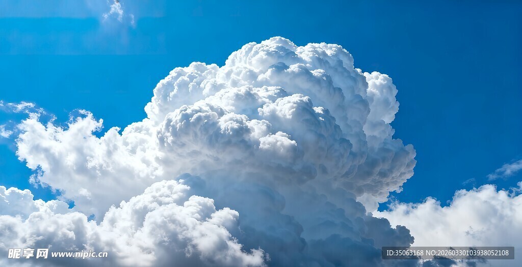 蓝天中蓬松的巨大云朵