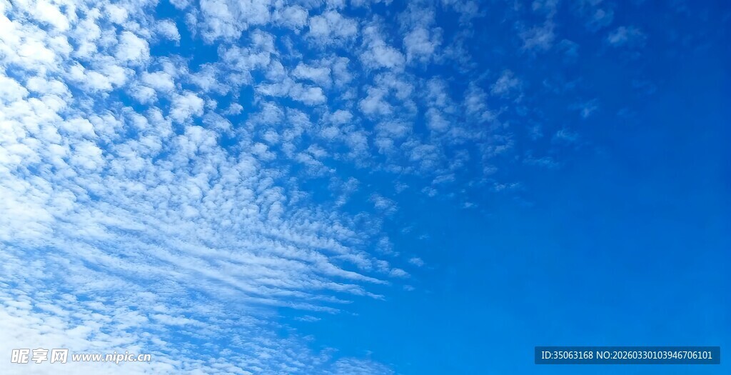 晴朗蓝天飘着丝丝云彩