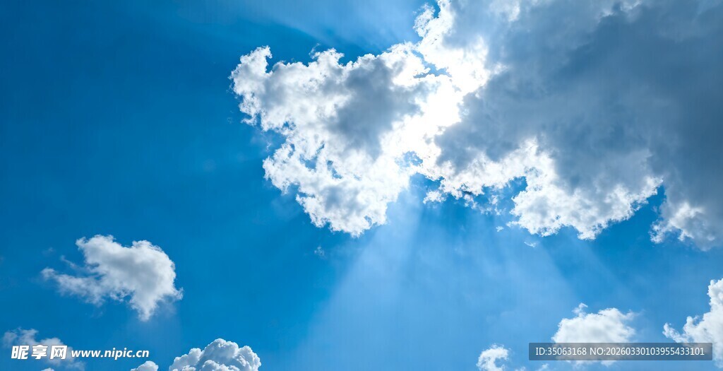 晴朗蓝天飘着朵朵白云