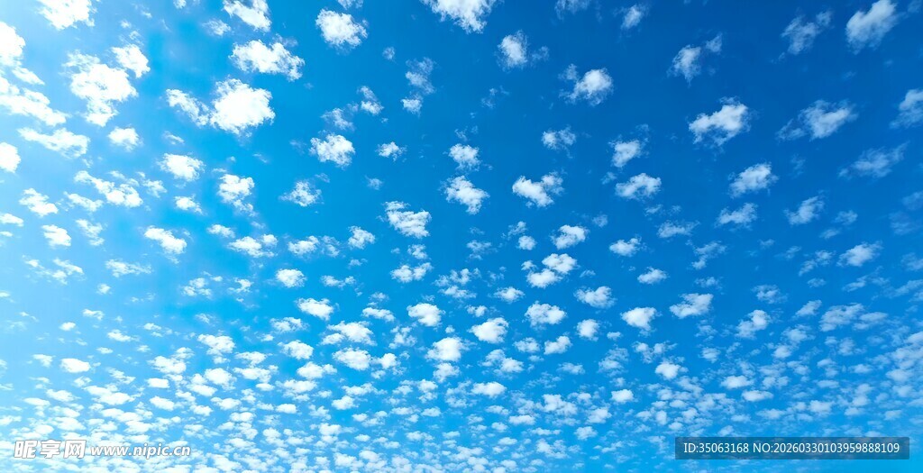 梦幻蓝天飘浮细碎白云