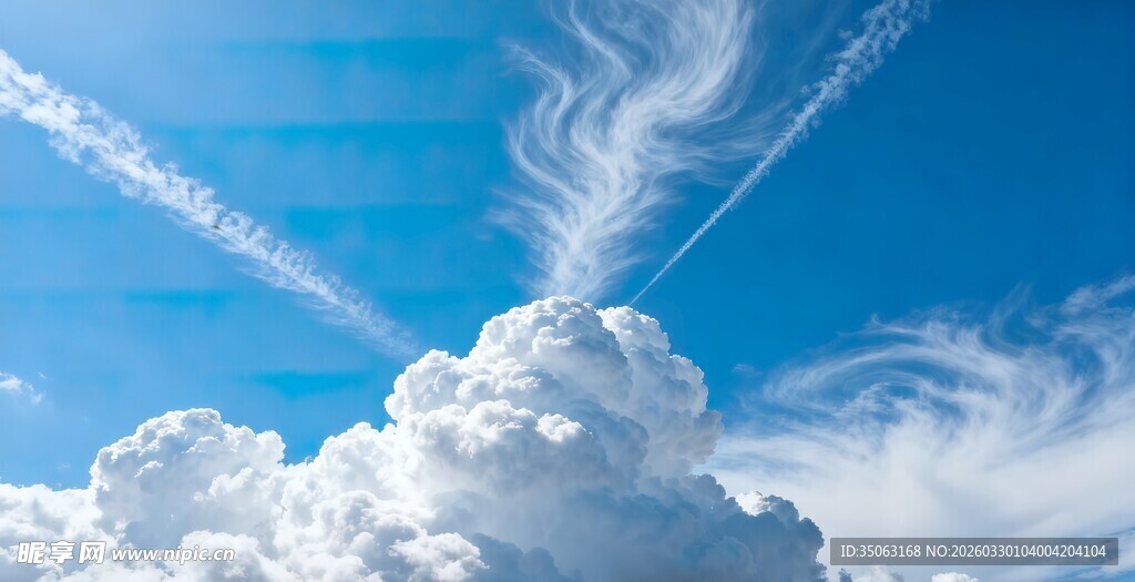 蓝天之上的梦幻云朵