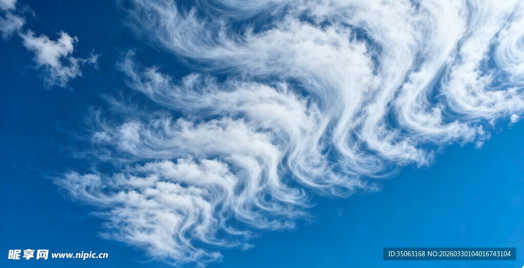 蓝天下的丝状卷云美景