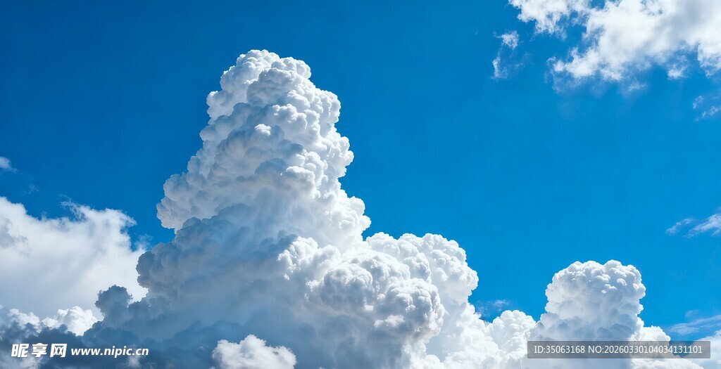 蓝天中的壮观积云