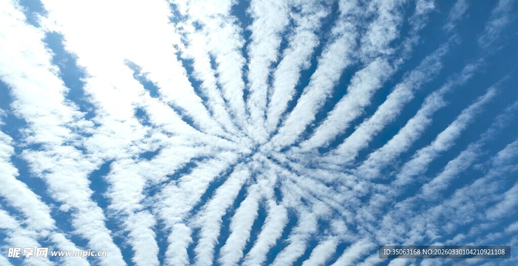 天空中独特的放射状云彩
