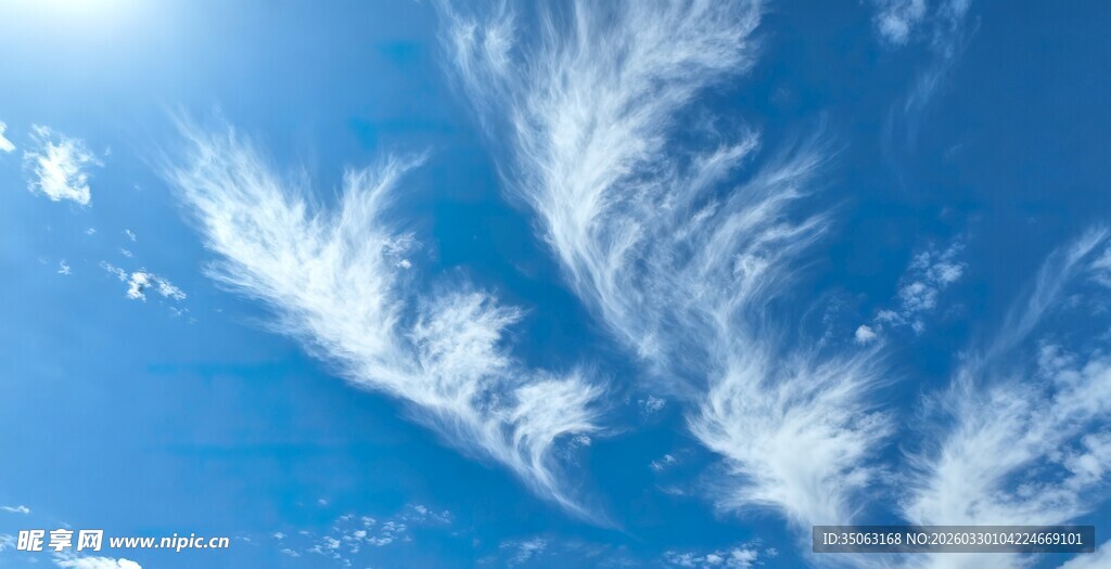 蓝天飘絮状白云