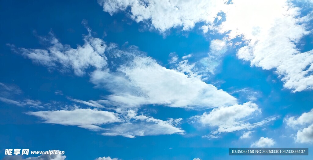 晴朗蓝天飘浮朵朵白云
