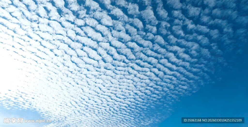 蔚蓝天空中的絮状云朵