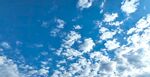 晴朗蓝天飘浮朵朵白云