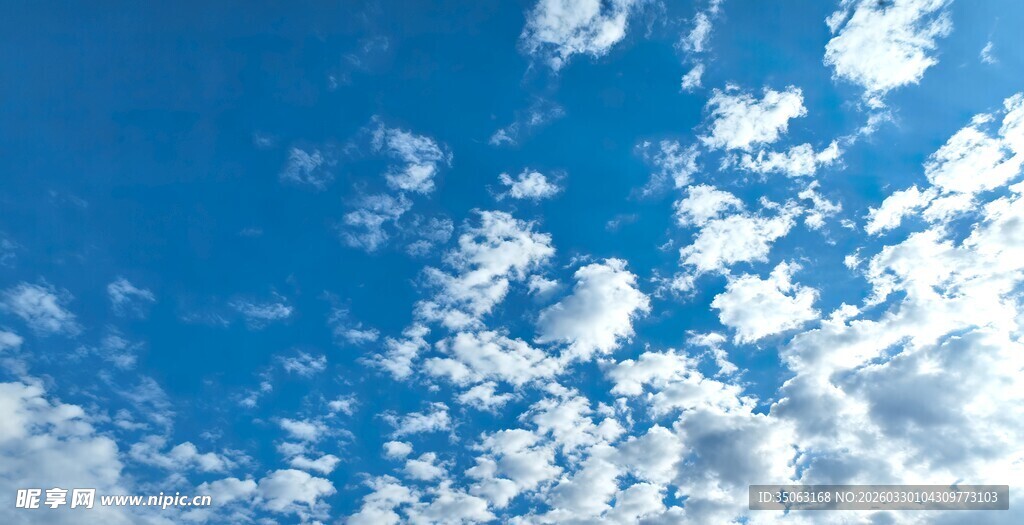 晴朗蓝天飘浮朵朵白云