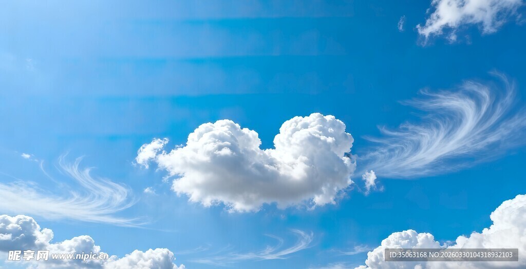 梦幻云朵在蓝天舞动