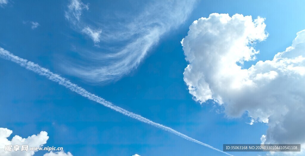 蓝天飘白云飞机划痕迹