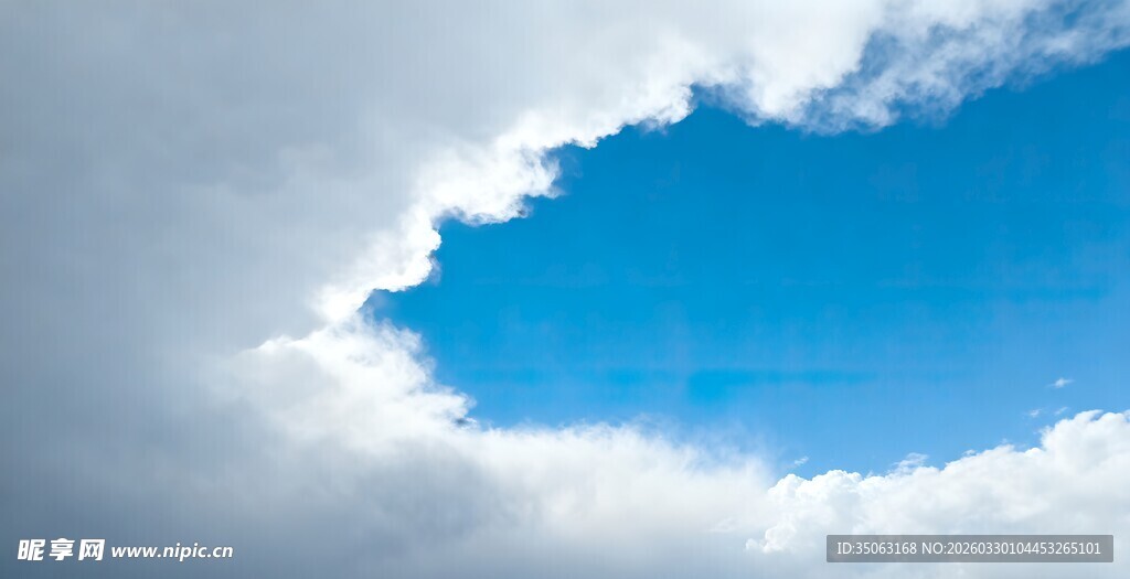 云隙间的一抹蓝天