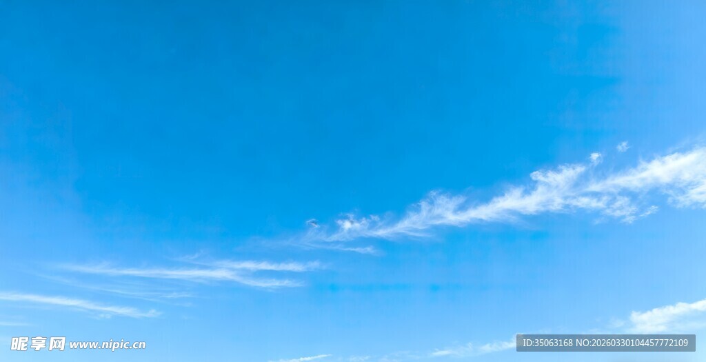 晴朗蓝天轻柔白云