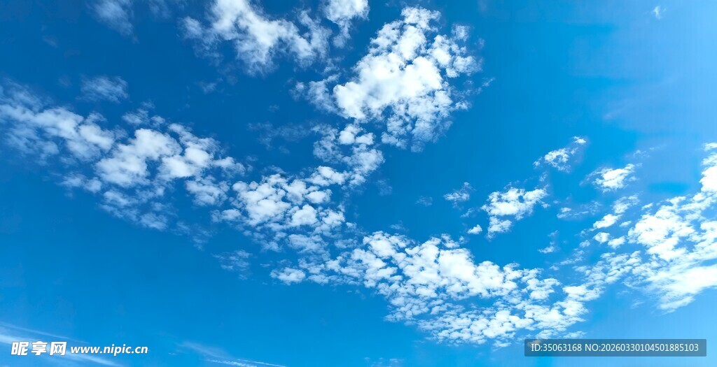 晴朗蓝天飘浮朵朵白云