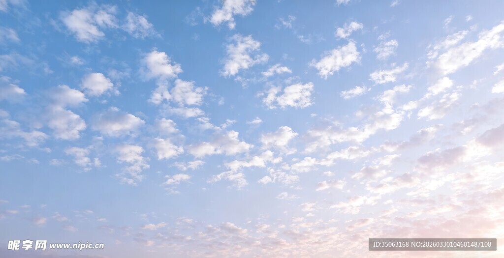 晴朗天空中的朵朵白云