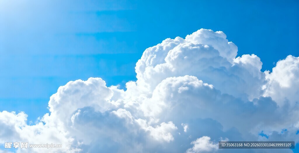 蓝天中的蓬松白云
