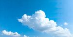 蓝天中的蓬松白云