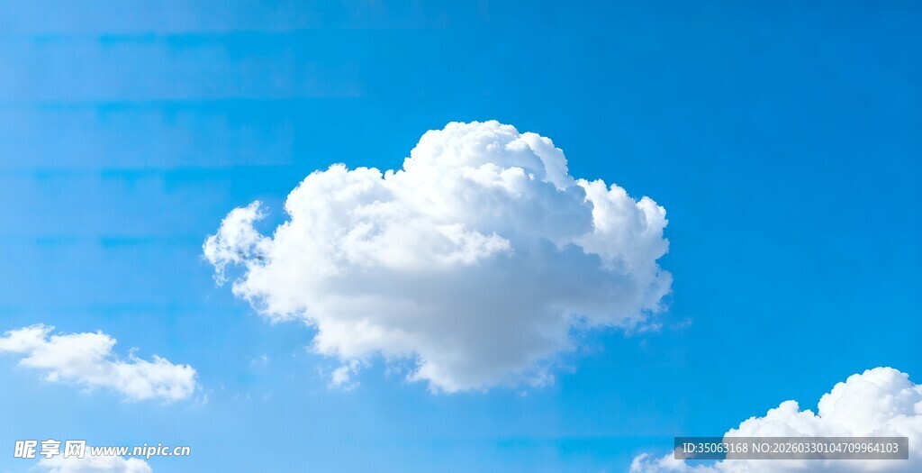 蓝天中的蓬松白云