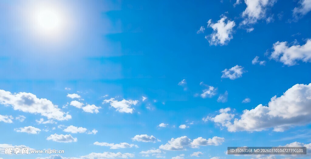 晴朗蓝天白云点缀