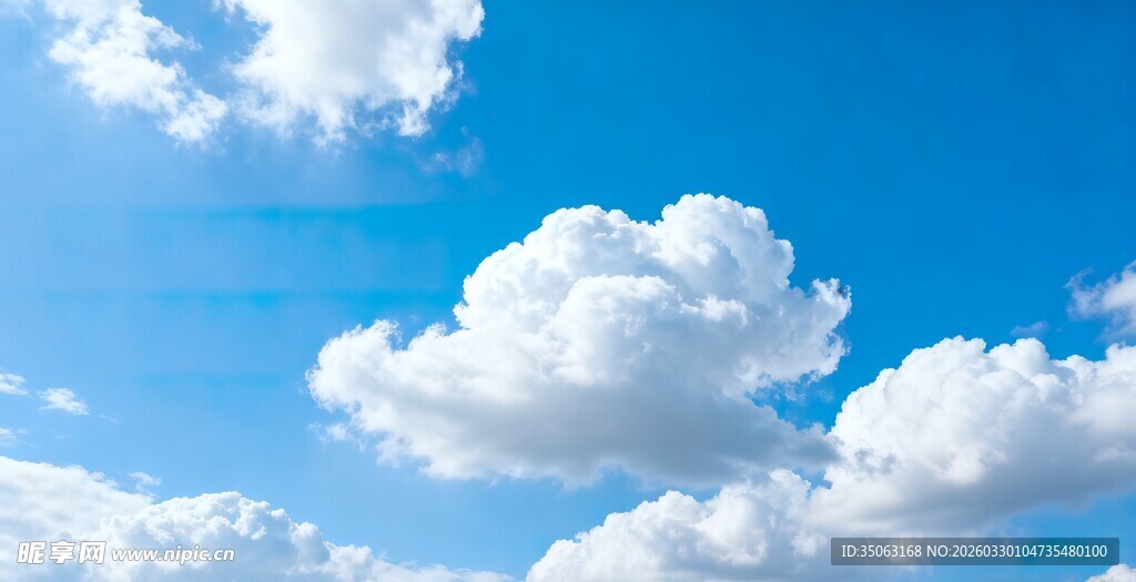 晴朗蓝天飘着朵朵白云