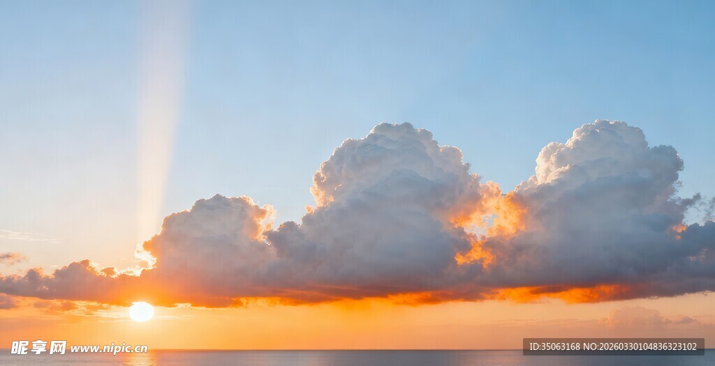 日出时分的壮丽云海