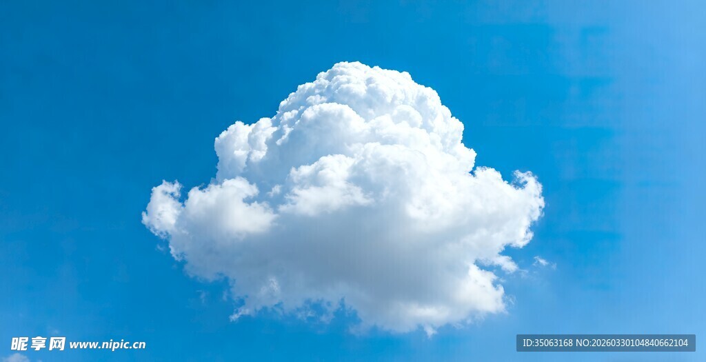 蓝天下的蓬松白云
